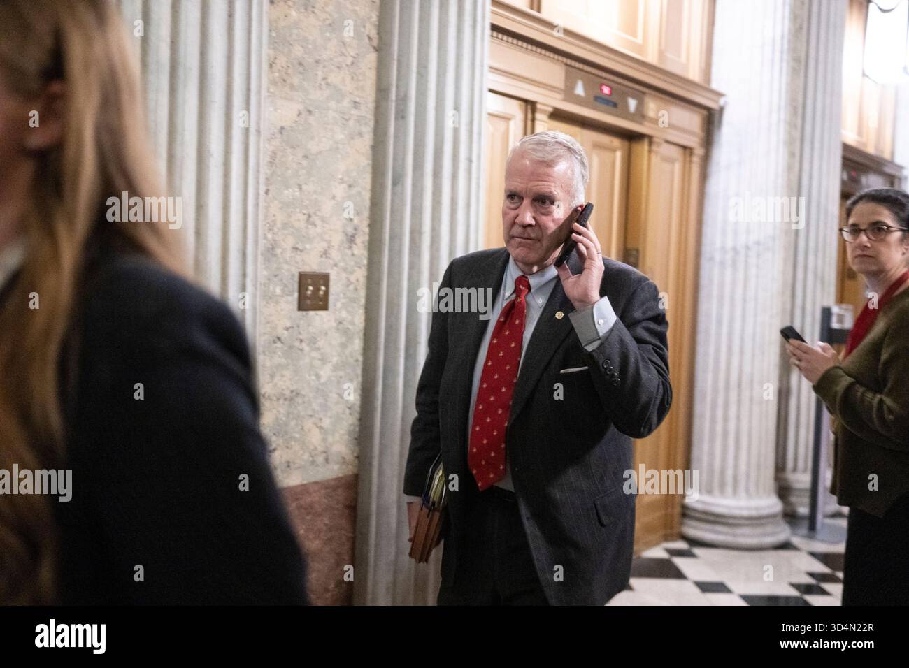 Der US-Senator Dan Sullivan (Republikaner von Alaska) verlässt die senatskammer, nachdem er am 41. Tag der Regierungsschließung vor der senatskammer in Washington DC am 10. November 2025 gewählt hatte. Kredit: Mattie Neretin/CNP/MediaPunch Stockfoto