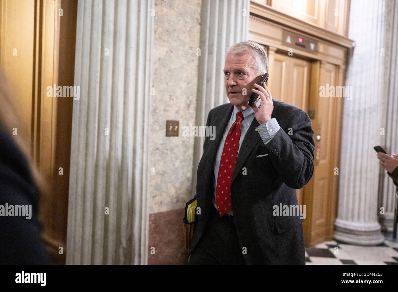 Der US-Senator Dan Sullivan (Republikaner von Alaska) verlässt die senatskammer, nachdem er am 41. Tag der Regierungsschließung vor der senatskammer in Washington DC am 10. November 2025 gewählt hatte. Kredit: Mattie Neretin/CNP/MediaPunch Stockfoto