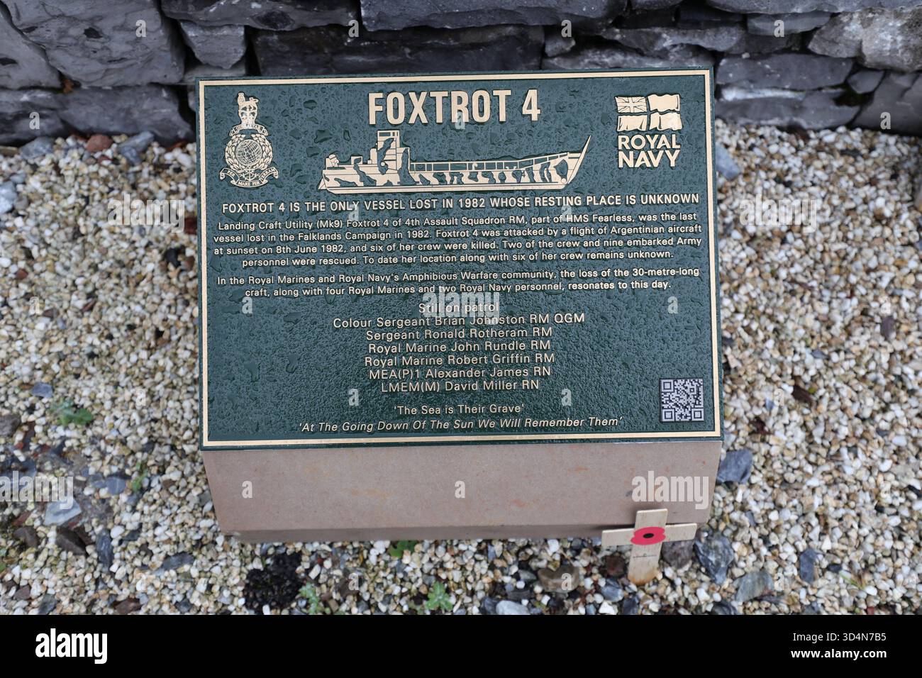 SPEAN BRIDGE, SCHOTTLAND, GROSSBRITANNIEN. NOVEMBER 2025. Tribut an ÔFoxtrot 4Õ (das einzige Schiff, das 1982 verloren ging) ist am Tag des Waffenstillstands am Commando Memorial an der Spean Bridge in Schottland zu sehen. Das Denkmal ist eine Bronzestatue mit drei bronzenen Kommandos aus dem Zweiten Weltkrieg, die auf den Ben Nevis, dem höchsten Berg Großbritanniens, gerichtet sind. (Quelle: James Holyoak/Alamy Live News) Stockfoto