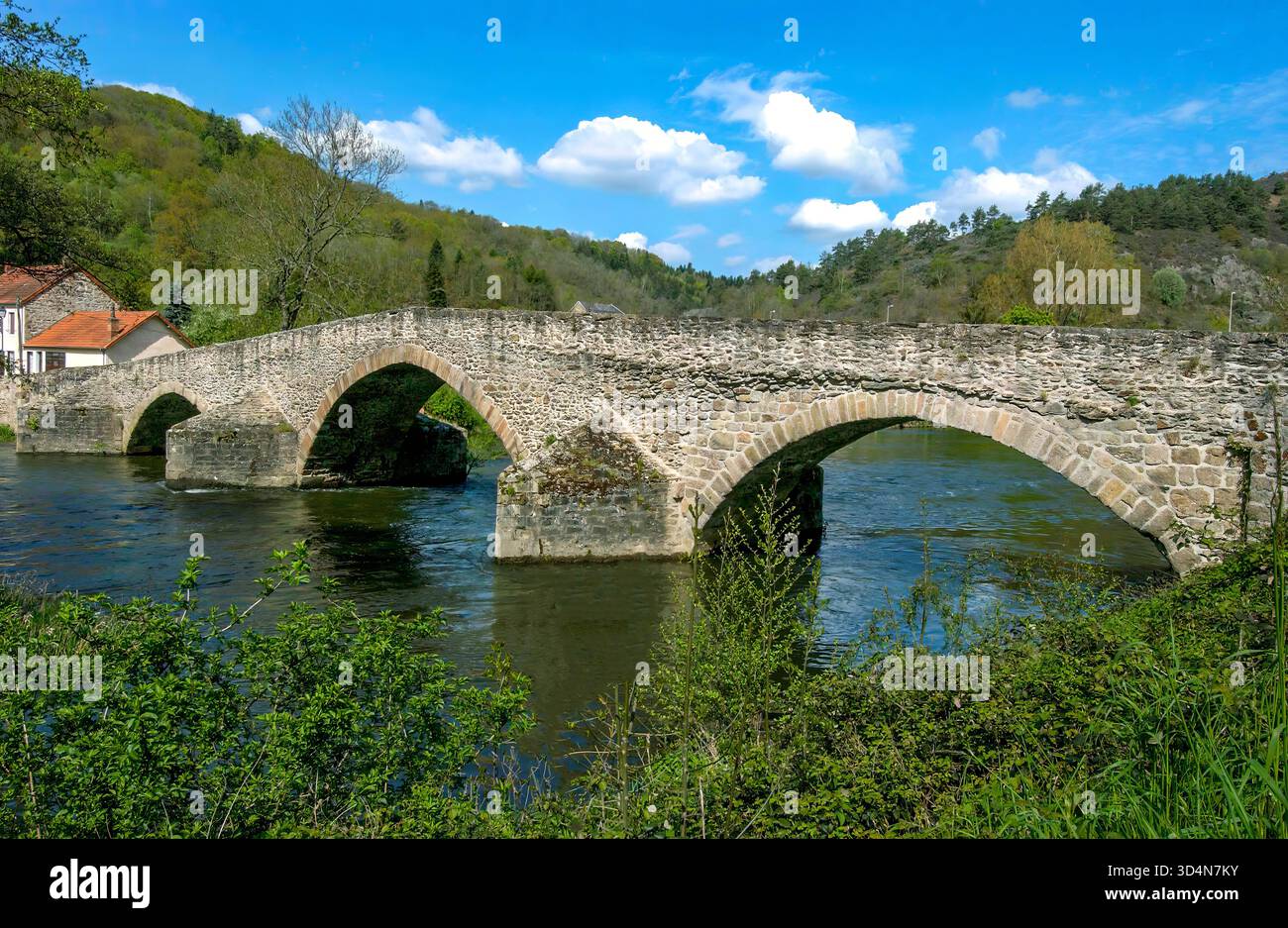 Die alte mittelalterliche Brücke bei MENAT über den Fluss Sioule. Puy de Dome Abteilung. Auvergne-Rhone-Alpes. Frankreich Stockfoto