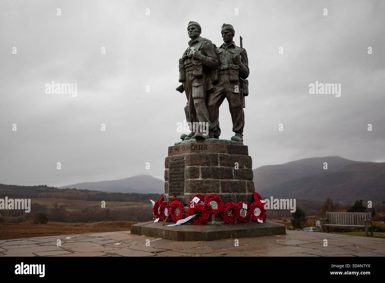 SPEAN BRIDGE, SCHOTTLAND, GROSSBRITANNIEN. NOVEMBER 2025. Vor kurzem liegender Kränze zieren das Commando Memorial an der Spean Bridge in Schottland am Tag des Waffenstillstands. Das Denkmal ist eine Bronzestatue mit drei bronzenen Kommandos aus dem Zweiten Weltkrieg, die auf den Ben Nevis, dem höchsten Berg Großbritanniens, gerichtet sind. (Quelle: James Holyoak/Alamy Live News) Stockfoto
