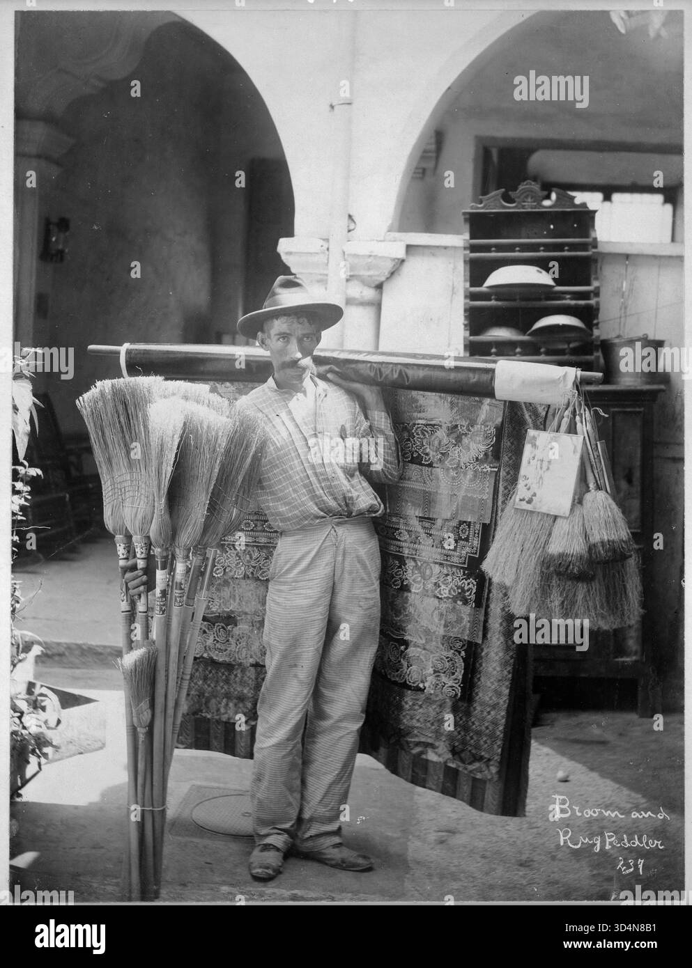 Titel: Besen- und Teppichhändler, Kuba physische Beschreibung: 1 Fotoabdruck. Notizen: Titel aus Untertitelkarte und Gegenstand; ist Teil von: Frank and Frances Carpenter Collection (Library of Congress).; Nr. 237. Stockfoto