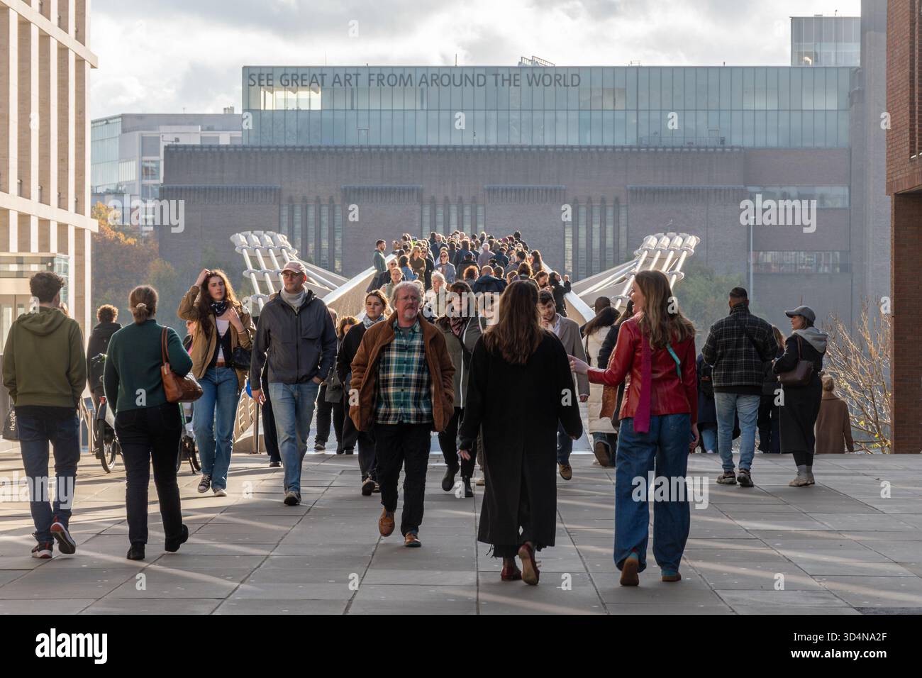 Menschen, die über die London Millennium Footbridge, auch Wackelbrücke genannt, laufen, London, England, Großbritannien Stockfoto