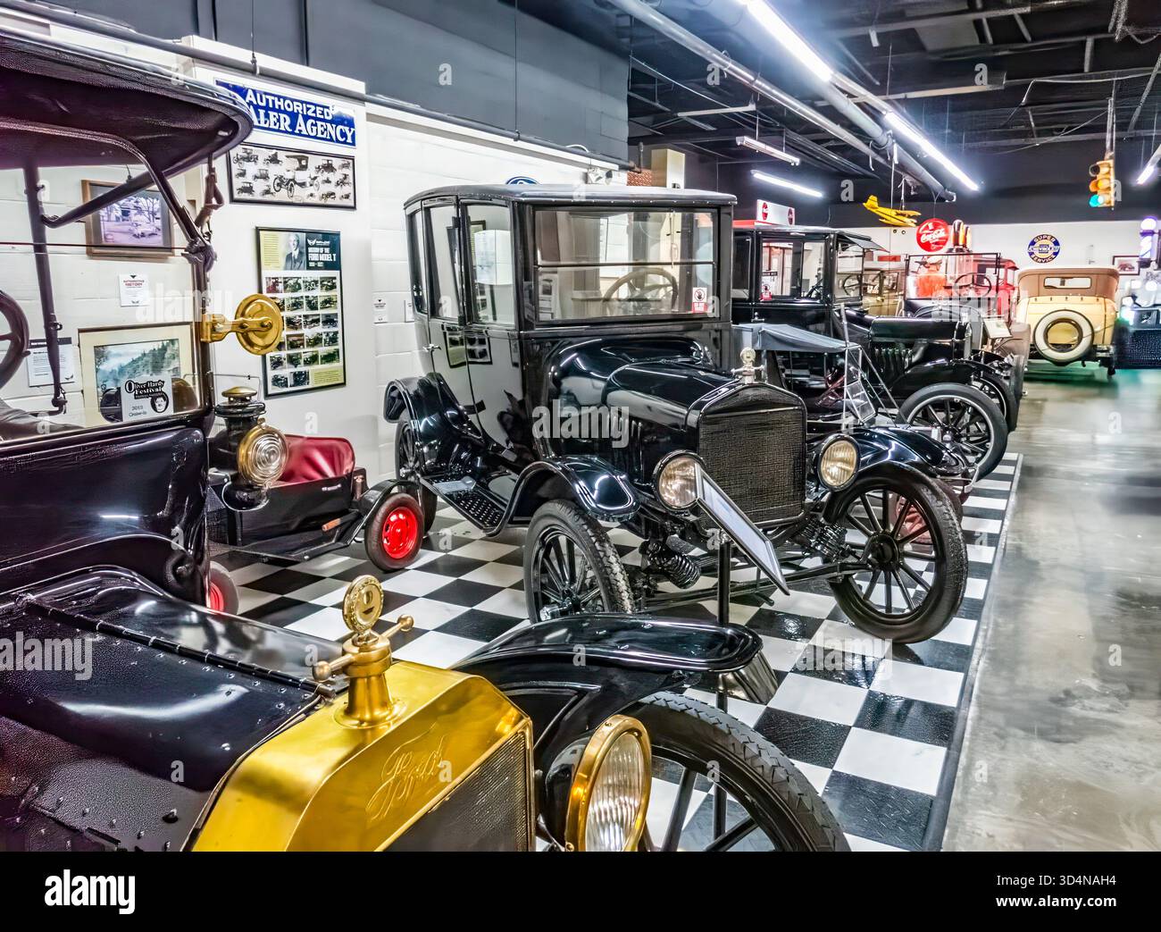 Miles Through Time Automotive Museum befindet sich in der Vintage Garage Antiques in Clarkesville Georgia USA Stockfoto