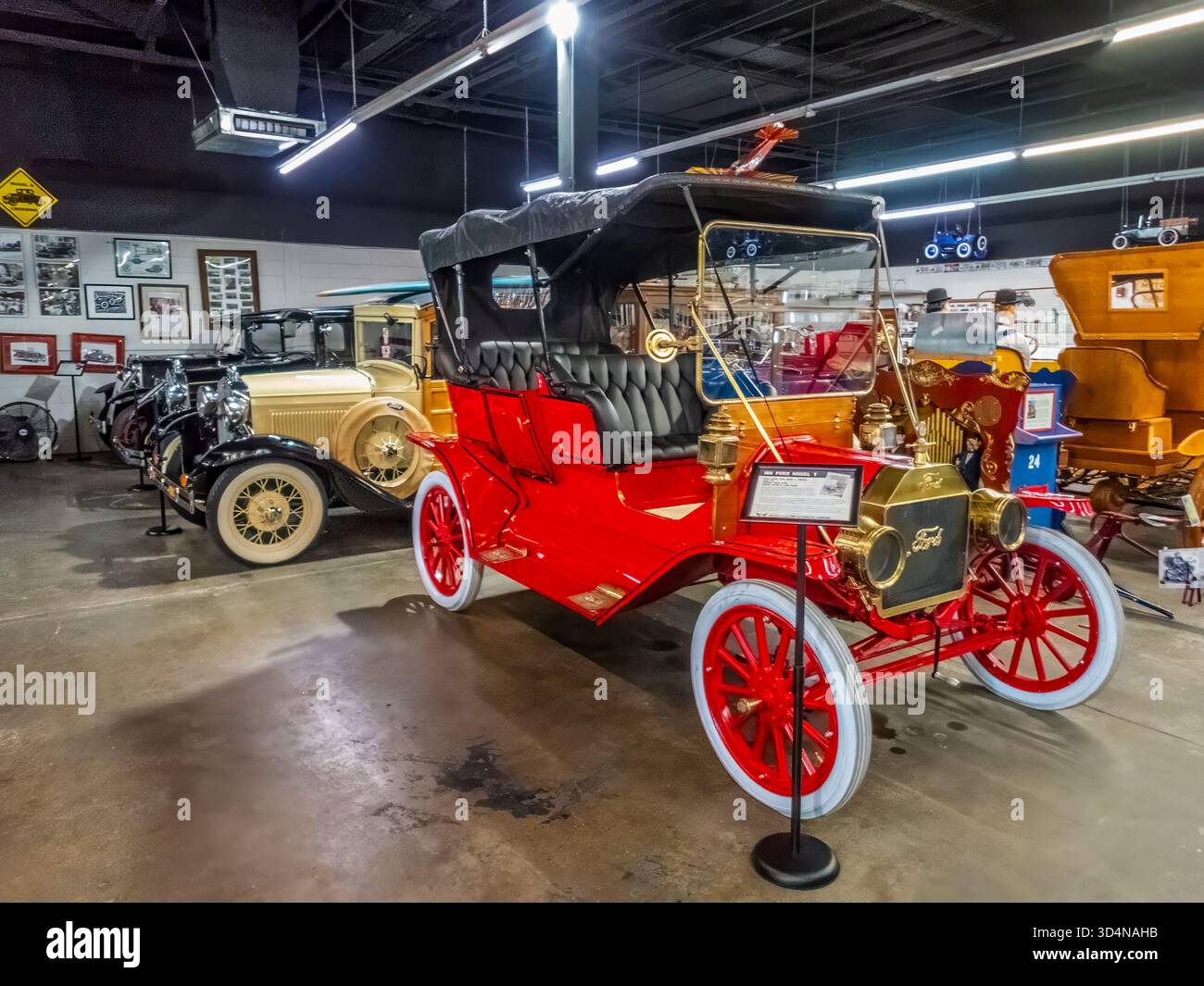 Miles Through Time Automotive Museum befindet sich in der Vintage Garage Antiques in Clarkesville Georgia USA Stockfoto