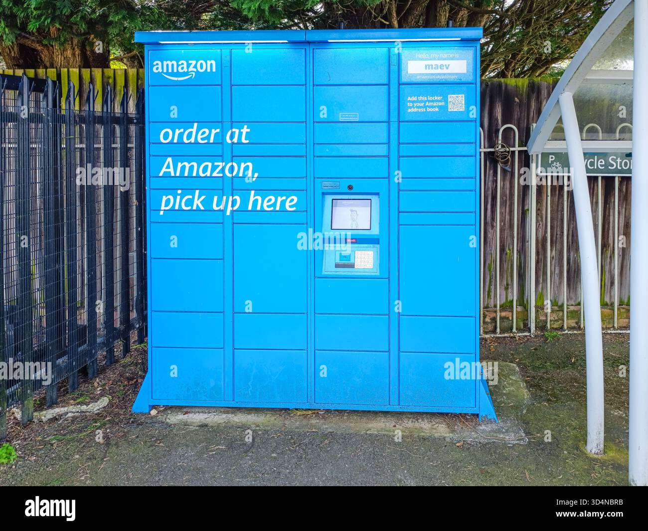 Versandstation für Paketabholung im Amazon-Schließfach. London, UK, 13. April 2024 Stockfoto