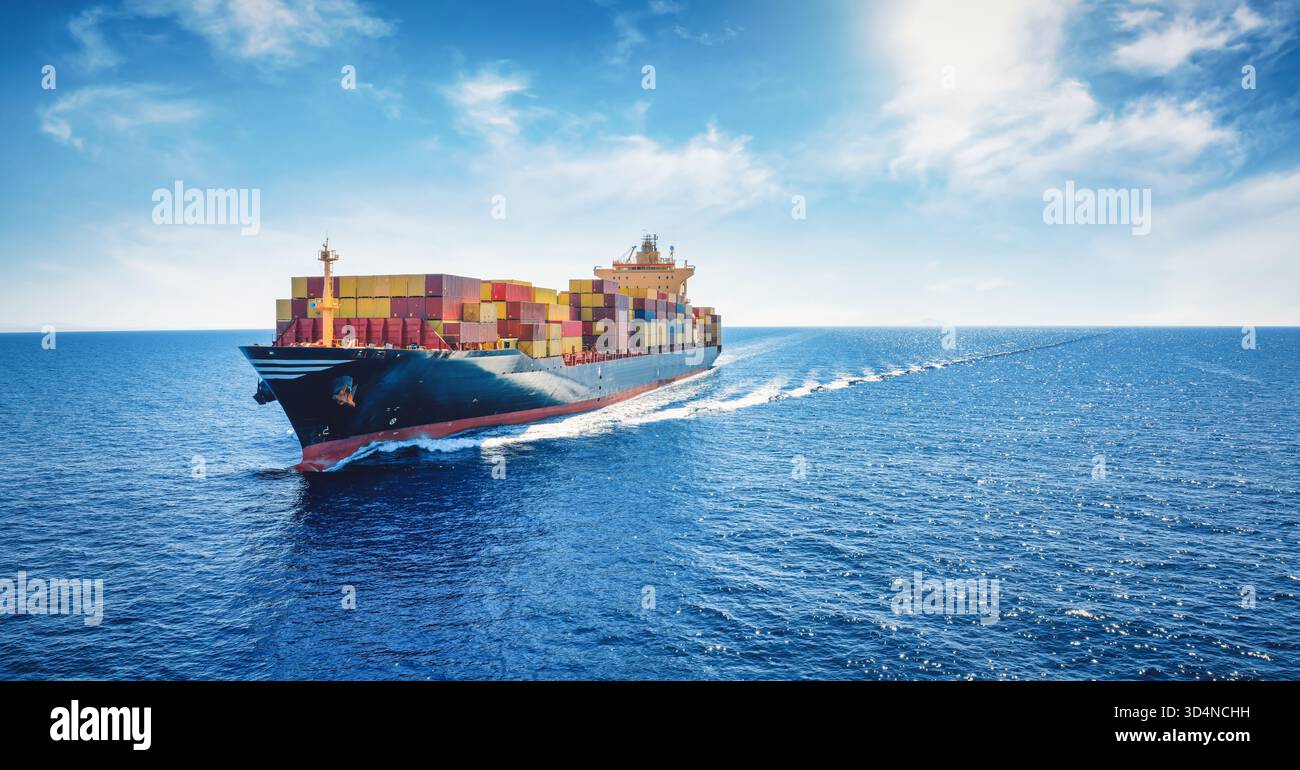 Luftpanorama eines Frachtschiffes mit Container für Import und Export, Geschäftslogistik und Transport auf offener See mit Kopierraum Stockfoto