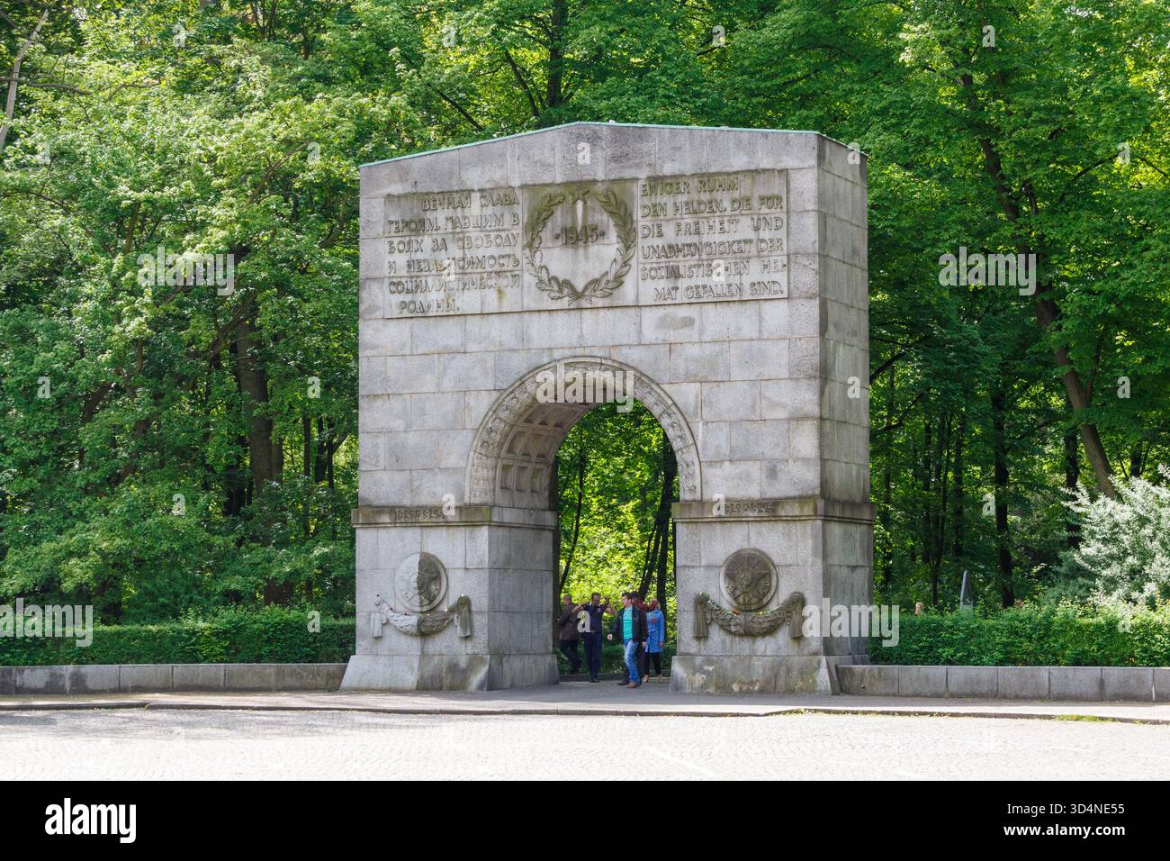 Der Bogengang zum sowjetischen Kriegsdenkmal, Treptow, Berlin Stockfoto