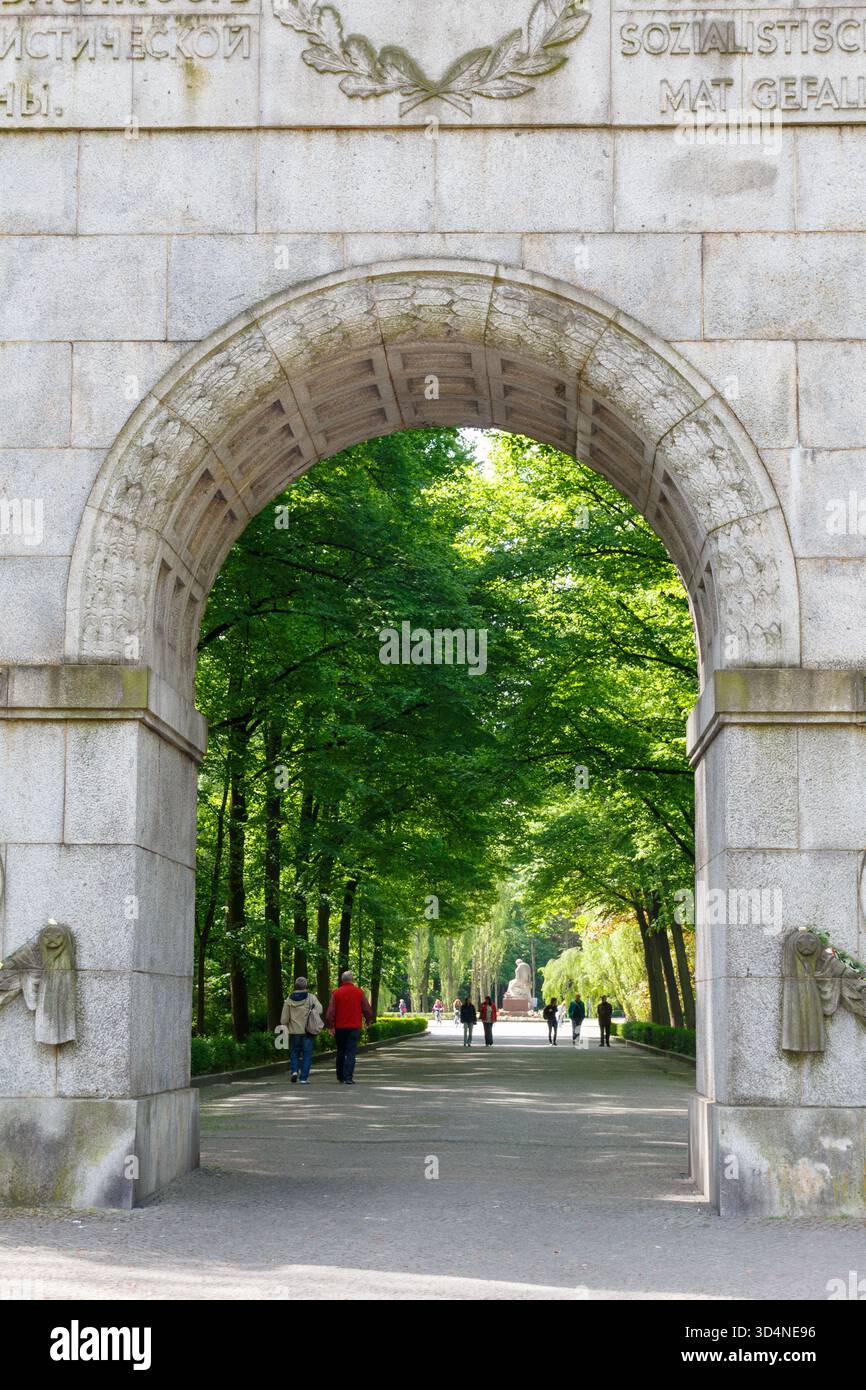 Der Bogengang zum sowjetischen Kriegsdenkmal, Treptow, Berlin Stockfoto