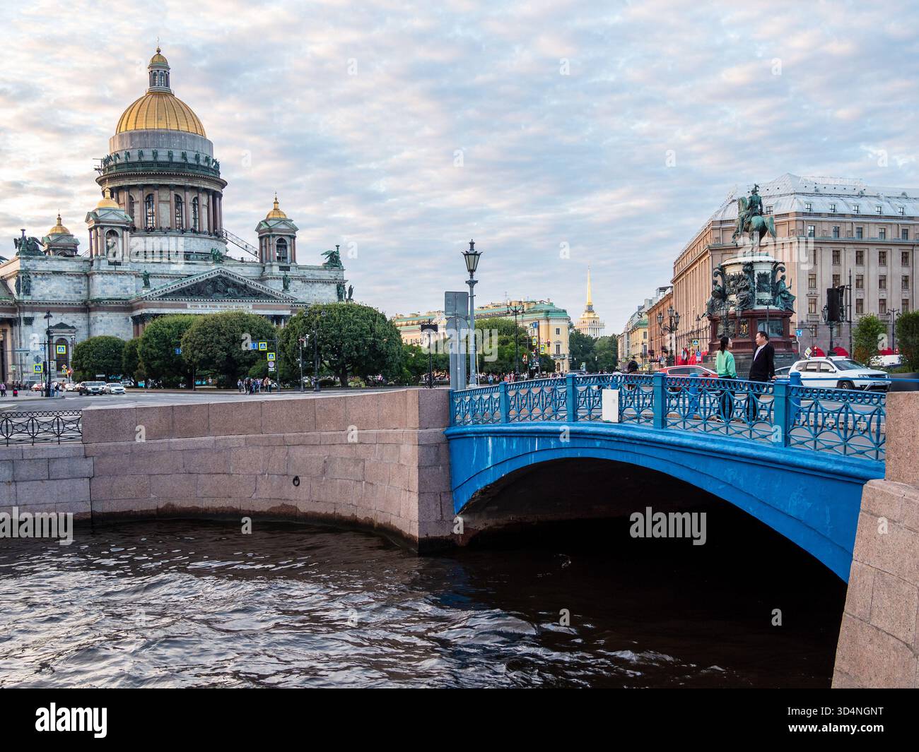 Sankt Petersburg, Russland - 18. August 2025: Fluss Mojka und Isaakskathedrale und Platz im Hintergrund in Sankt Petersburg, Russland in Summe Stockfoto