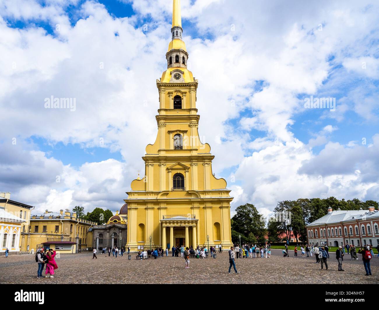 Sankt Petersburg, Russland - 19. August 2025: Touristen auf dem Domplatz der St. Peter-und-Paul-Kathedrale in Sankt Petersburg Stockfoto
