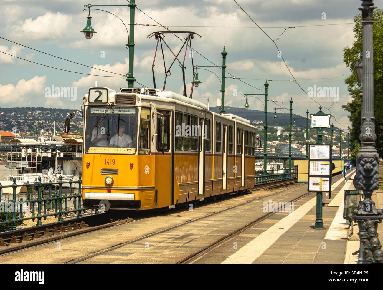 Klassische gelbe Straßenbahn im Stadtzentrum von Budapest Stockfoto