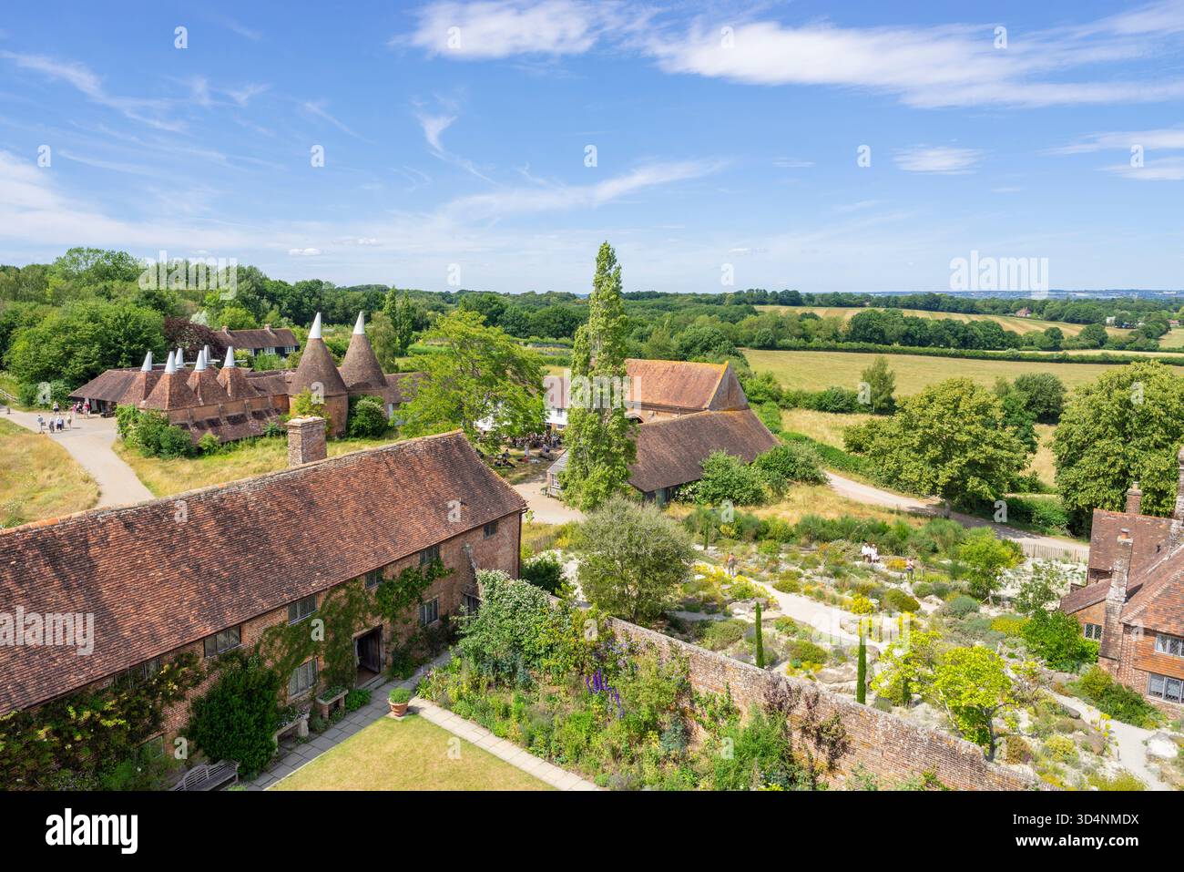 Sissinghurst Castle and Garden Kent - Blick auf den Weißen Garten und den großen Raum oder die Bibliothek im Sissinghurst Castle Kent England GB Europa Stockfoto