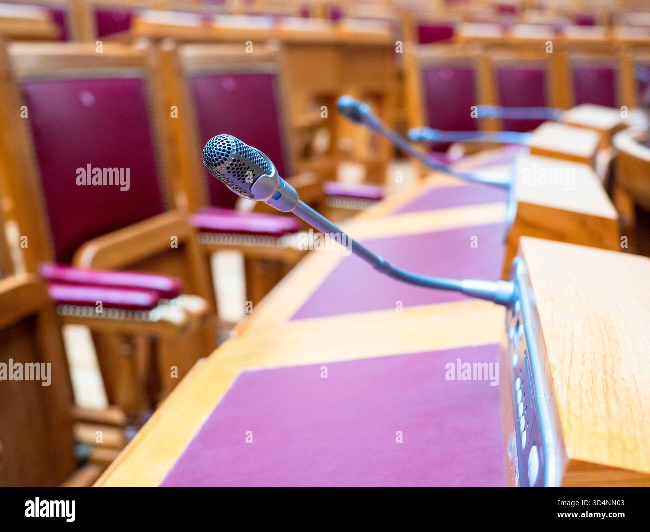 Mikrofon-Nahaufnahme am Schreibtisch am Arbeitsplatz im Konferenzsaal Stockfoto