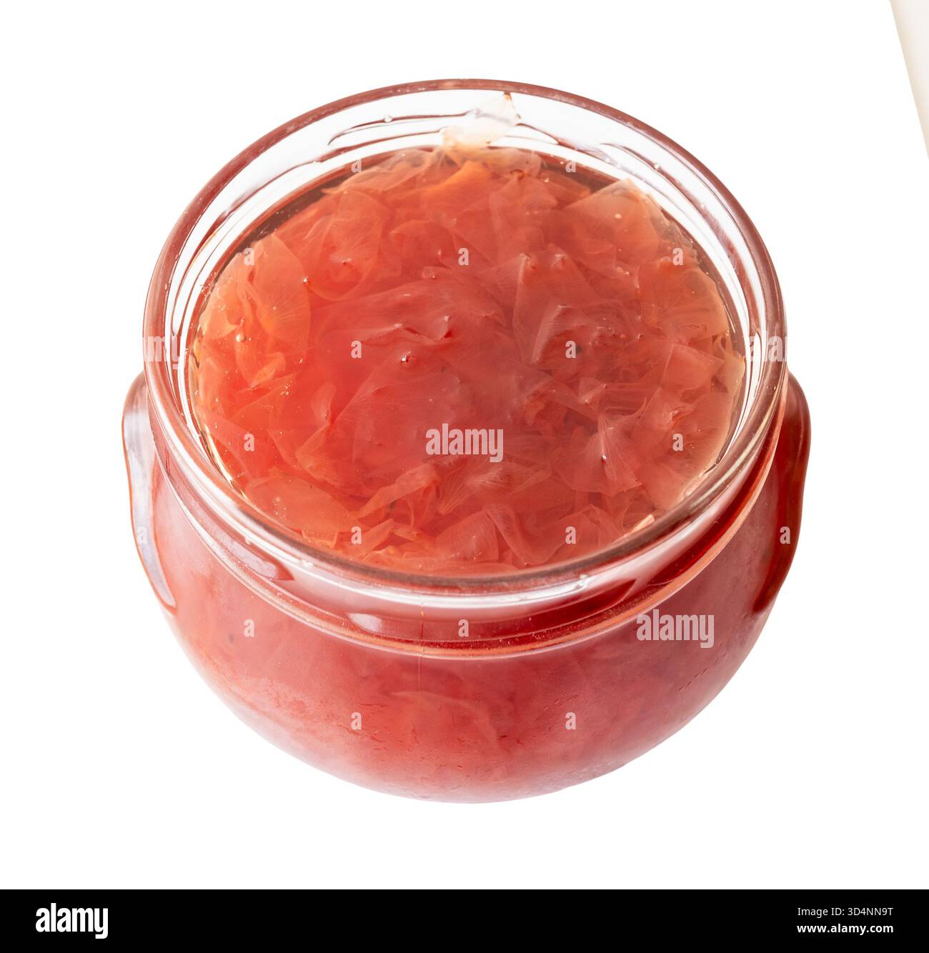 Offenes Glasgefäß mit armenischen Rosenblütenmarmelade-Ausschnitt auf weißem Hintergrund Stockfoto