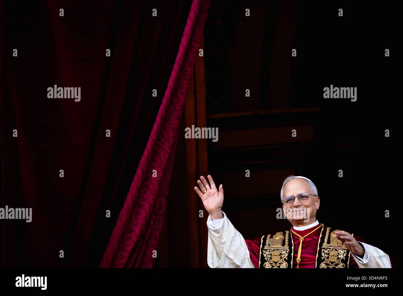 Der neu gewählte Papst Leo XIV., Robert Prevost, kommt zum ersten Mal auf dem zentralen Loggienbalkon des Petersdoms an. Stockfoto