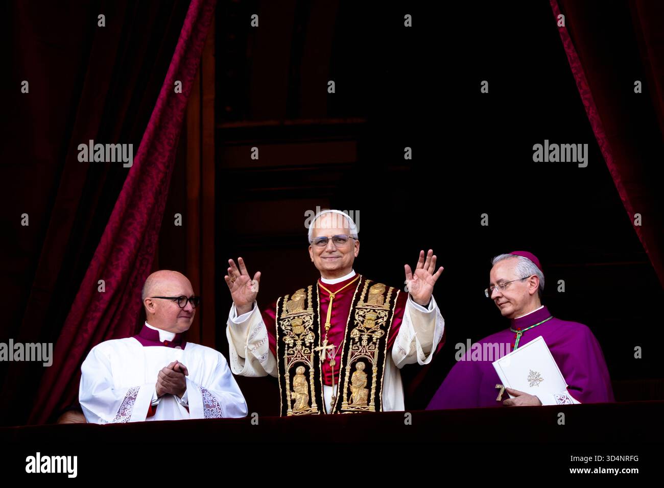 Der neu gewählte Papst Leo XIV., Robert Prevost, kommt zum ersten Mal auf dem zentralen Loggienbalkon des Petersdoms an. Stockfoto