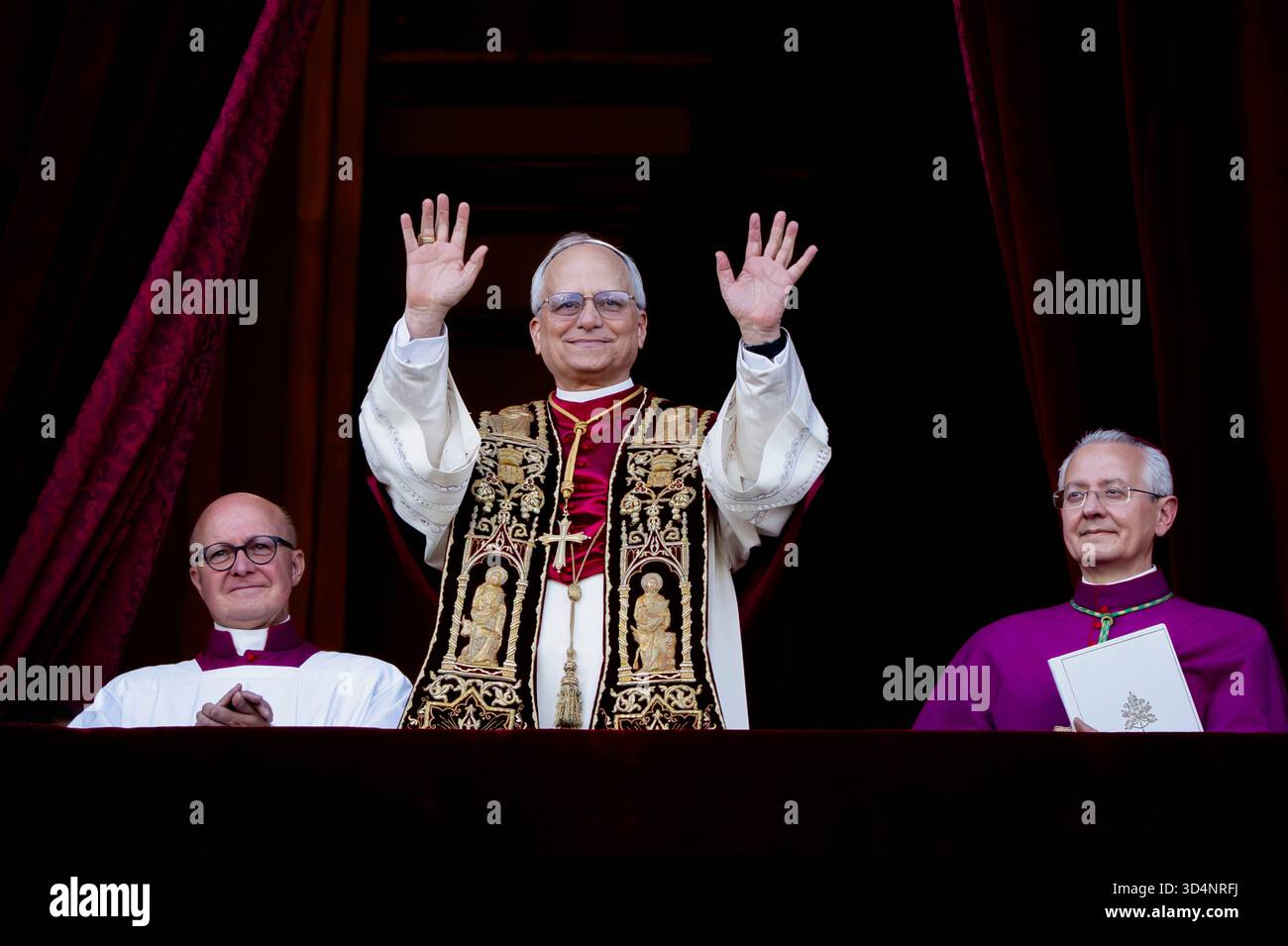 Der neu gewählte Papst Leo XIV., Robert Prevost, kommt zum ersten Mal auf dem zentralen Loggienbalkon des Petersdoms an. Stockfoto