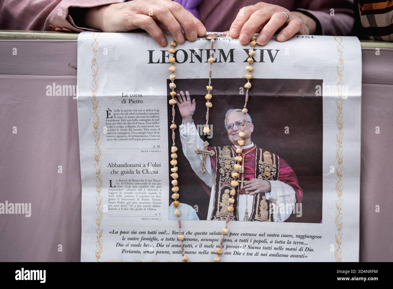 Die Gläubigen versammeln sich am 11. Mai 2025 auf dem Petersplatz, an dem Papst Leo XIV. Das Regina Caeli Gebet im Vatikan leitet. Stockfoto