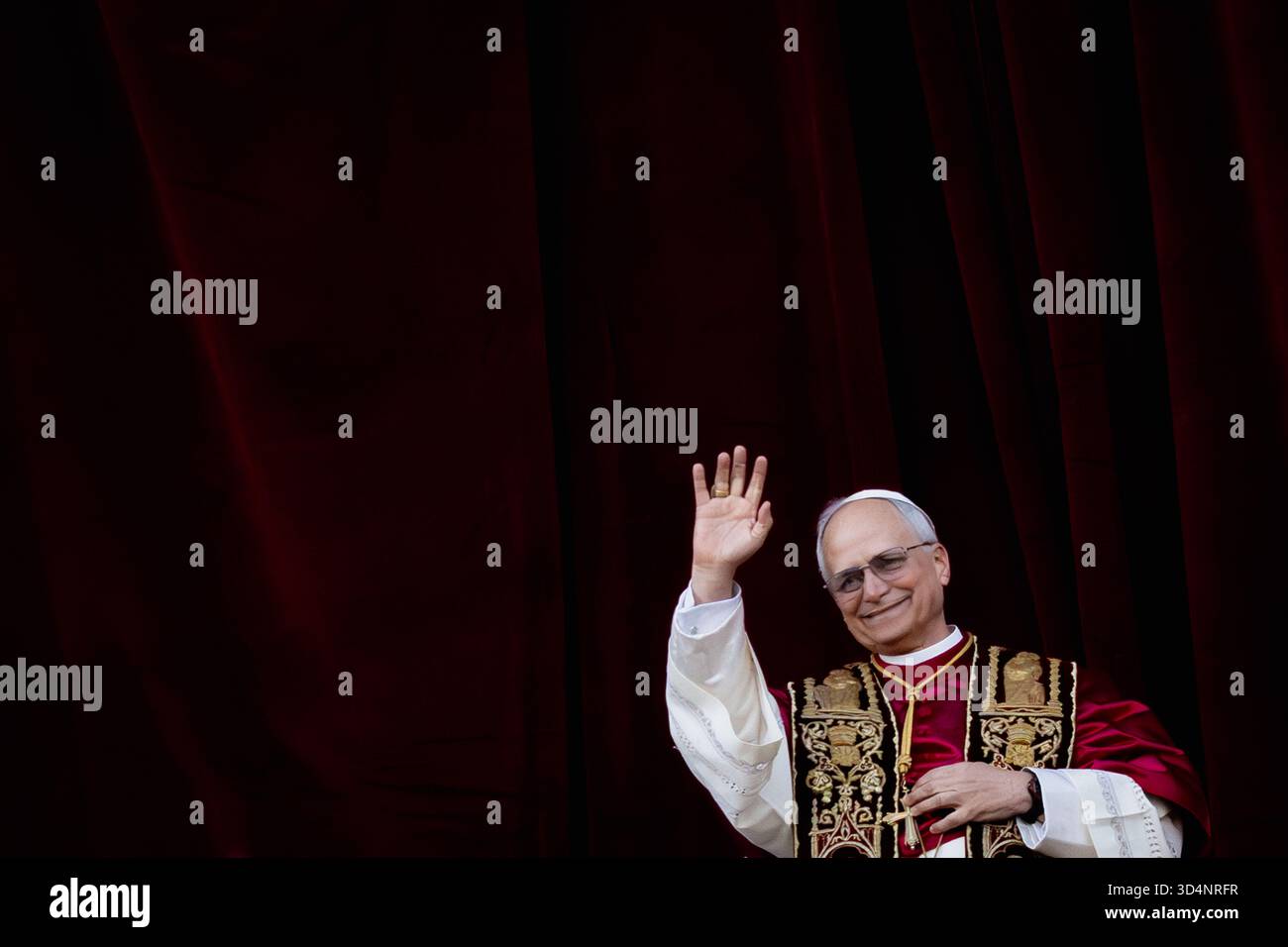 Der neu gewählte Papst Leo XIV., Robert Prevost, kommt zum ersten Mal auf dem zentralen Loggienbalkon des Petersdoms an. Stockfoto