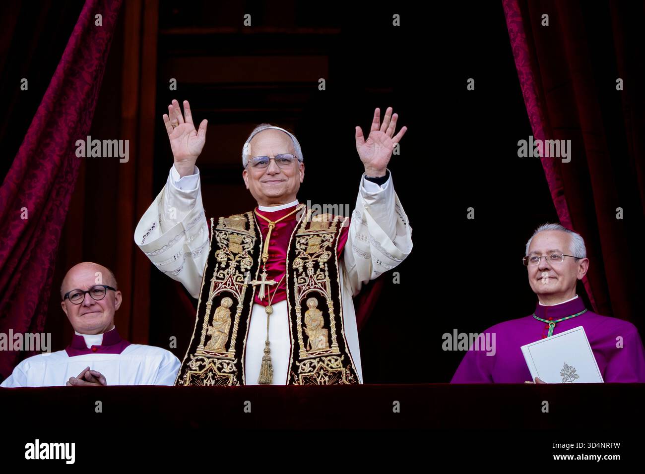 Der neu gewählte Papst Leo XIV., Robert Prevost, kommt zum ersten Mal auf dem zentralen Loggienbalkon des Petersdoms an. Stockfoto