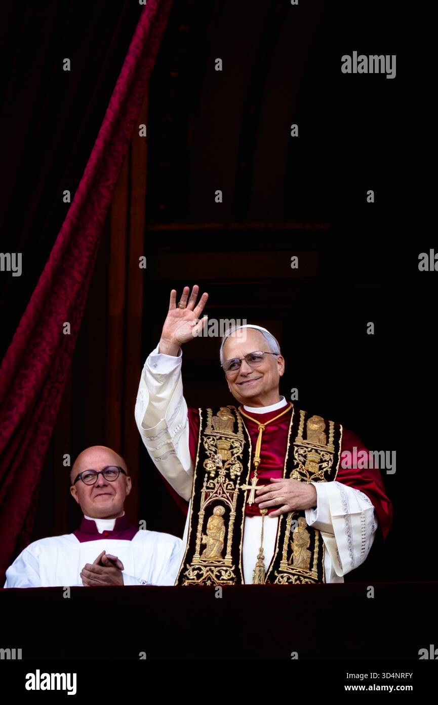 Der neu gewählte Papst Leo XIV., Robert Prevost, kommt zum ersten Mal auf dem zentralen Loggienbalkon des Petersdoms an. Stockfoto