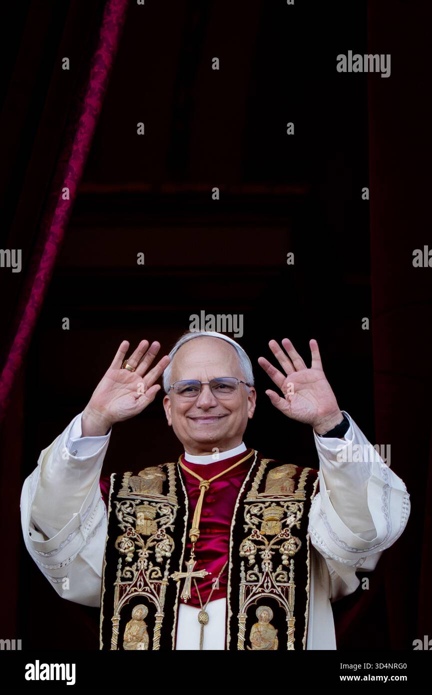 Der neu gewählte Papst Leo XIV., Robert Prevost, kommt zum ersten Mal auf dem zentralen Loggienbalkon des Petersdoms an. Stockfoto