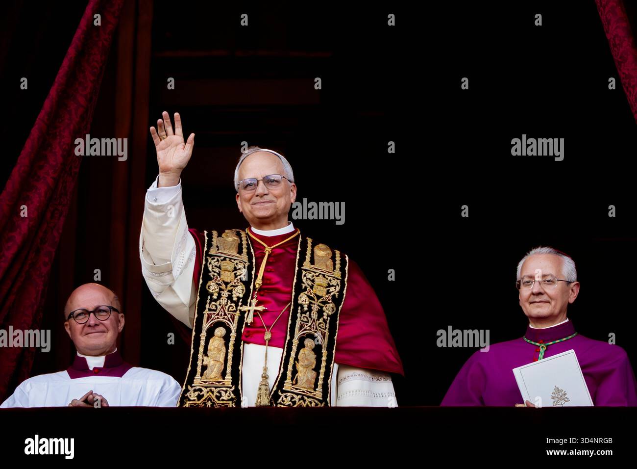 Der neu gewählte Papst Leo XIV., Robert Prevost, kommt zum ersten Mal auf dem zentralen Loggienbalkon des Petersdoms an. Stockfoto
