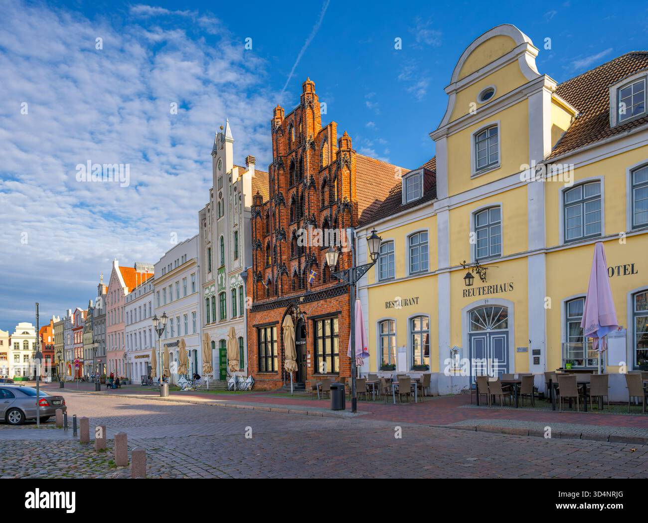 Cafés und Restaurants am Marktplatz in der Altstadt, Wismar, Mecklenburg-Vorpommern, Deutschland Stockfoto