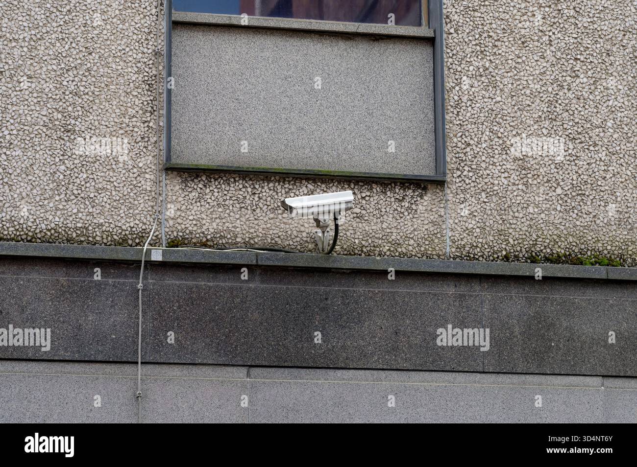 CCTV-Kamera an der Außenseite eines Gebäudes, Großbritannien Stockfoto