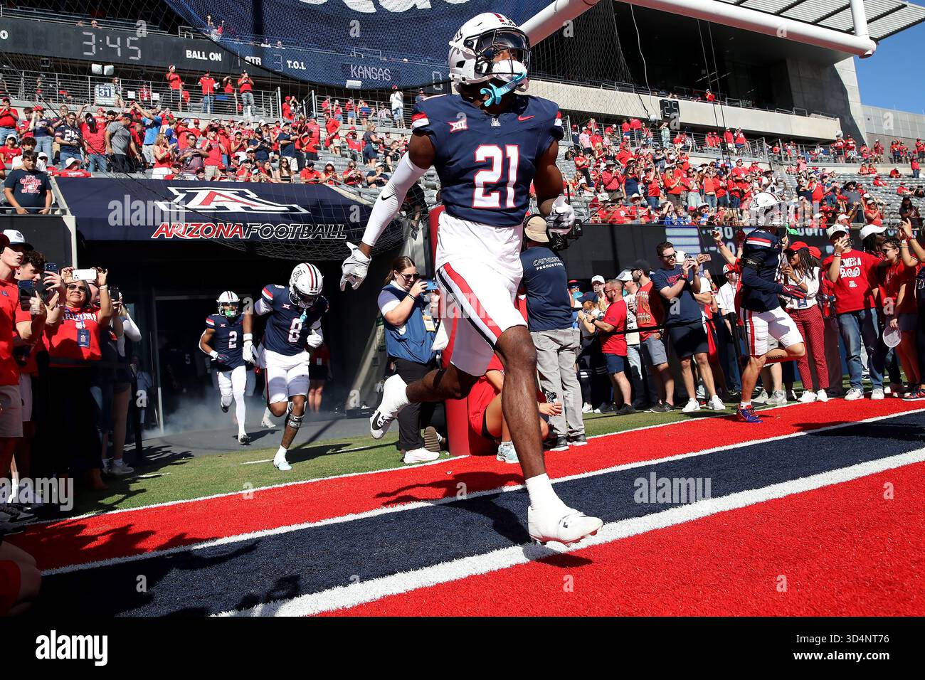 TUCSON, AZ - NOVEMBER 08: Arizona Wildcats players enter the field prior to a football game between the Kansas Jayhawks and the University of Arizona Wildcats on November 08, 2025, at Arizona Stadium in Tucson, AZ. (Photo by Christopher Hook/Icon Sportswire) (Icon Sportswire via AP Images) Stockfoto
