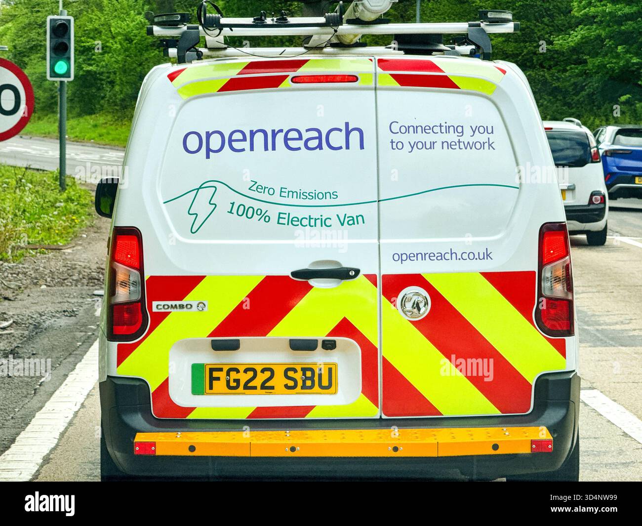 Cardiff, Wales – 26. April 2025: Rückansicht eines elektrischen Transporters, der von Ingenieuren im Breitbandnetz BT Openreach eingesetzt wurde Stockfoto