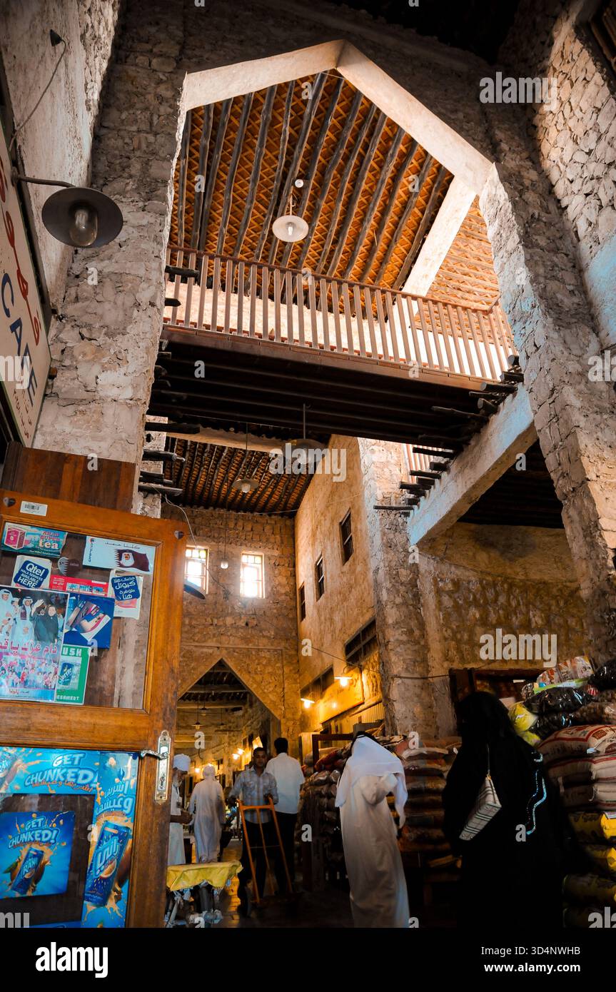 Der Souq Waqif ist ein Souk in Doha im Bundesstaat Katar. Der Souq ist bekannt für den Verkauf traditioneller Kleidung, Gewürze, Kunsthandwerk und Souvenirs Stockfoto