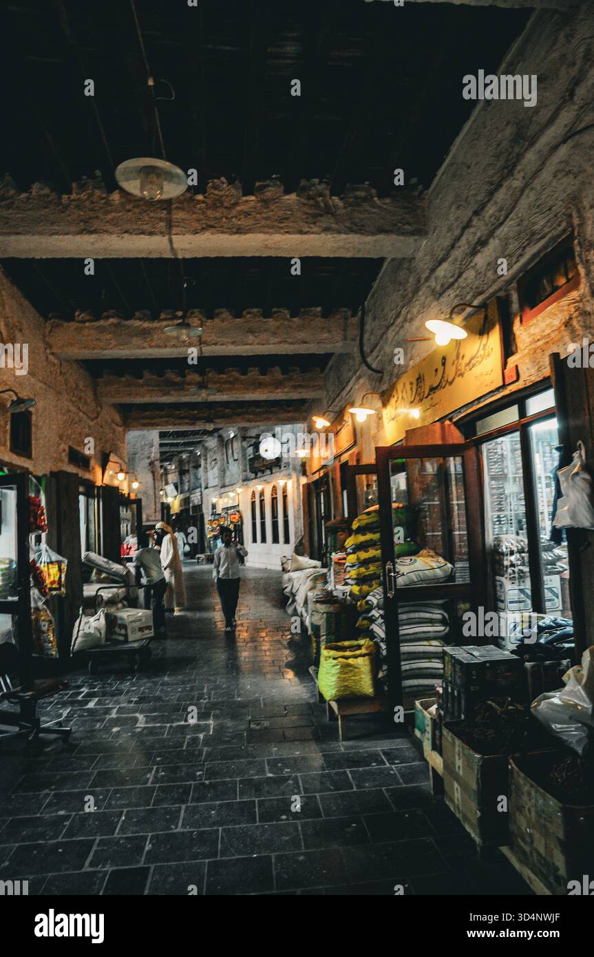 Der Souq Waqif ist ein Souk in Doha im Bundesstaat Katar. Der Souq ist bekannt für den Verkauf traditioneller Kleidung, Gewürze, Kunsthandwerk und Souvenirs Stockfoto