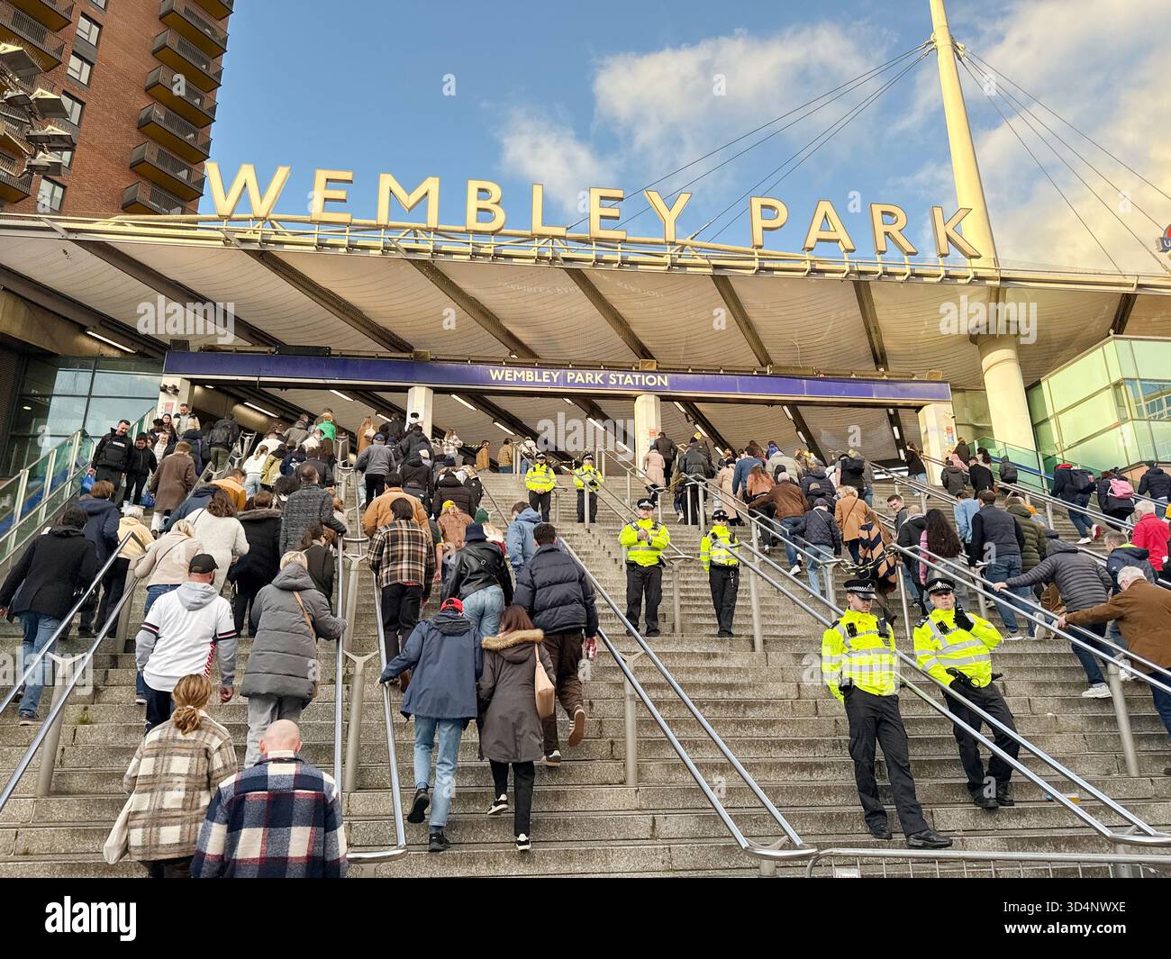 London, England, Großbritannien - 25. Oktober 2025: Sportfans kommen zu einem großen Sportereignis in Wembley Park - Smartphone-aufgenommenes Stockfoto