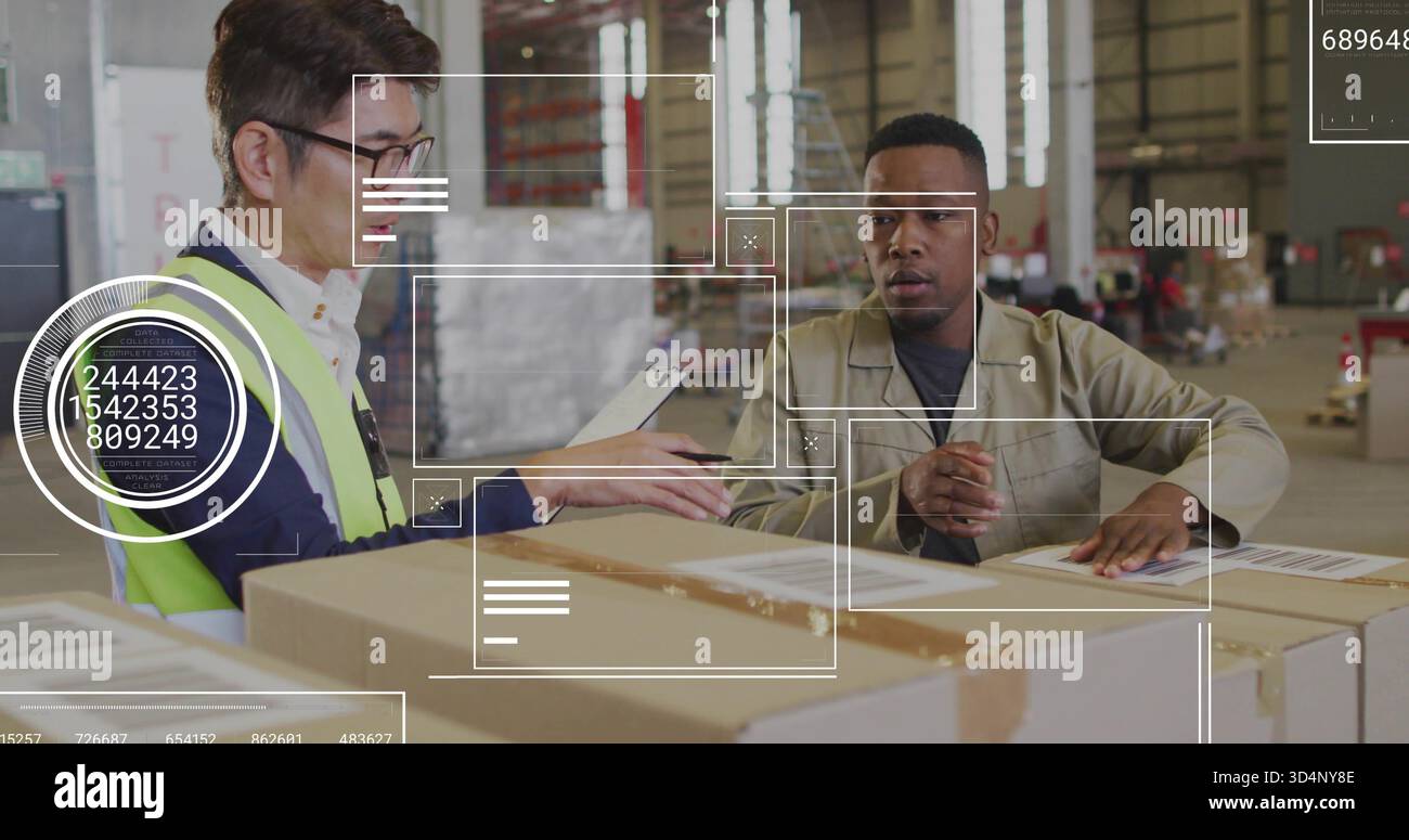 Ich überprüfe zwei Mitarbeiter in einer gut sichtbaren Weste, Overall-Scannerboxen an der Versandstation, mit Clip-HUD-Racks Stockfoto