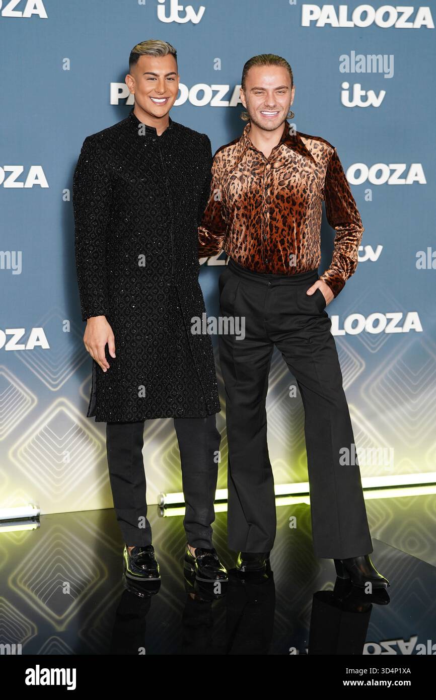 Junaid Ahmed (links) und Freddie Bentley besuchten das ITV Palooza in der Barbican Hall im Zentrum Londons. Bilddatum: Dienstag, 11. November 2025. Stockfoto