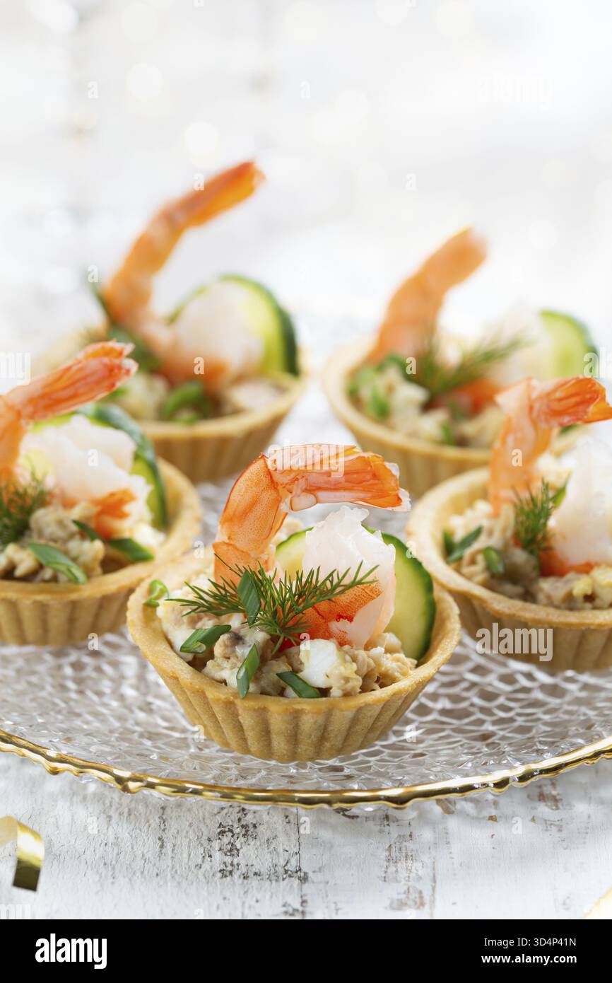 Essen, Mini-Tartlets mit Garnelen, Gurke und Radtich, Vorspeisen-Idee für Feiertagstisch Stockfoto