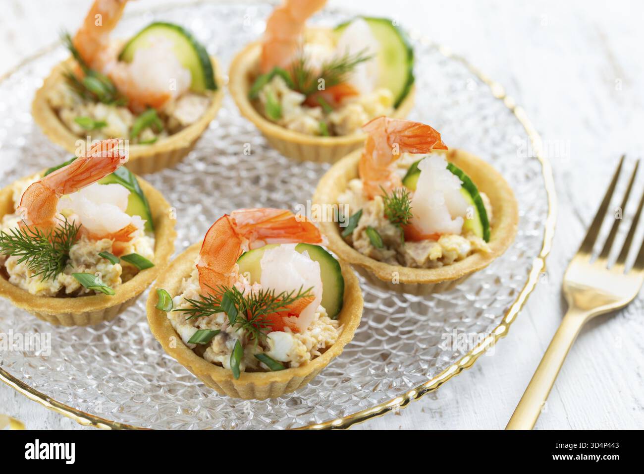 Essen, Mini-Tartlets mit Garnelen, Gurke und Radtich, Vorspeisen-Idee für Feiertagstisch Stockfoto