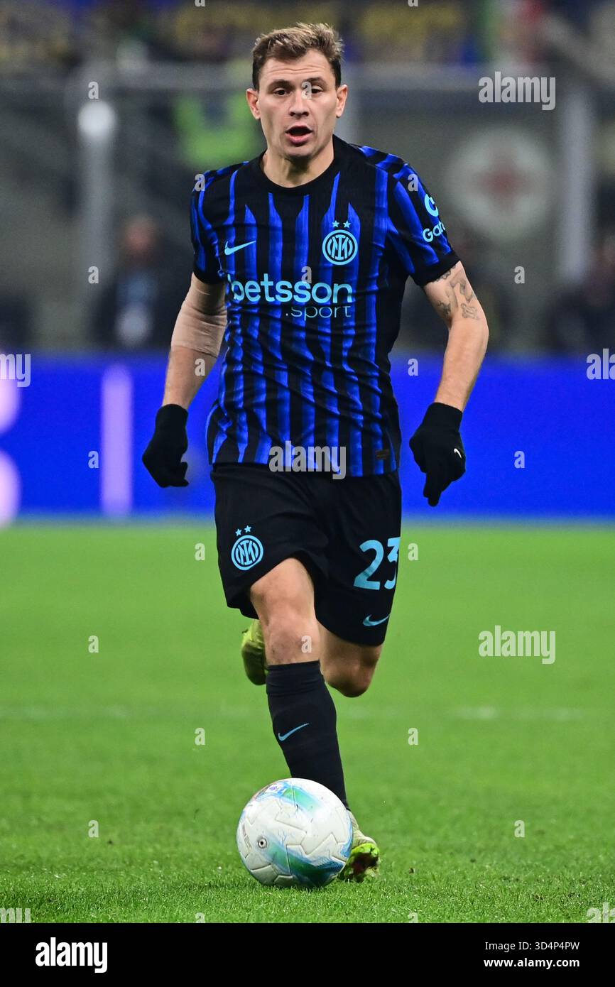 Der italienische Mittelfeldspieler Nicolo Barella kontrolliert den Ball während des italienischen Fußballspiels der Serie A Inter Mailand gegen Lazio in San Siro Stadi Stockfoto