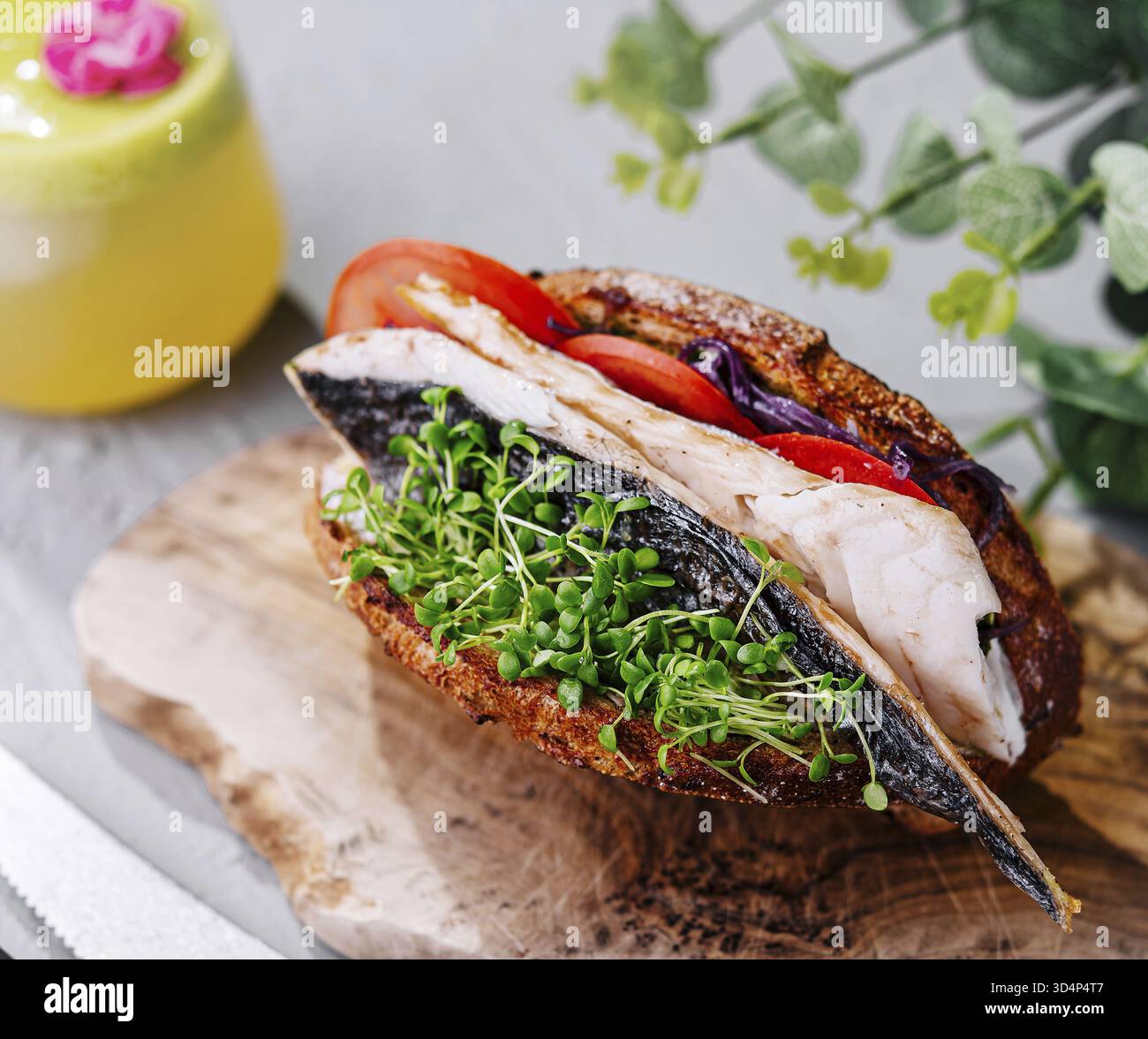 Essen, Makrelen-Fisch-Sandwich auf Holzbrett Stockfoto