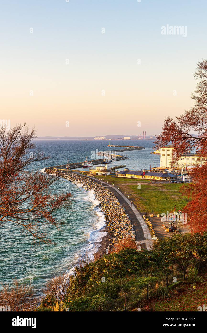 Promenade und Pier im Herbst in der Stadt Sassnitz auf der Insel Rügen. Stockfoto