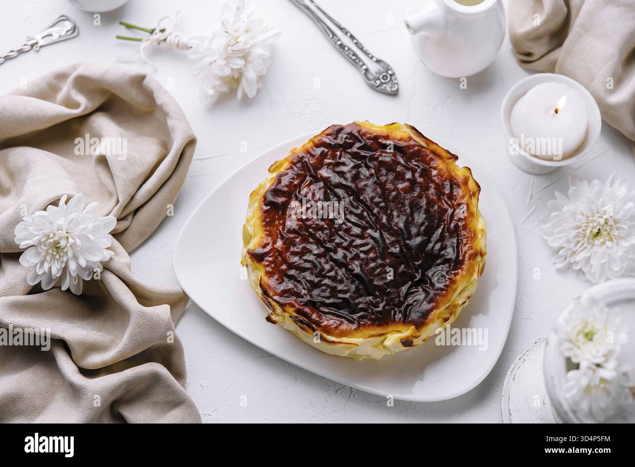 Essen, köstliches Pastell de nata mit karamellisierter Platte, serviert auf einem weißen Teller, umgeben von elegantem Tischdekor Stockfoto