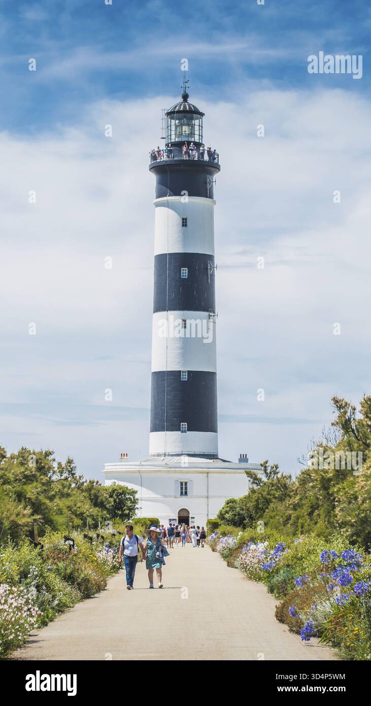 Der Leuchtturm von Chassiron mit schwarz-weißen Streifen am blauen Himmel auf der Insel Oleron in Frankreich Stockfoto