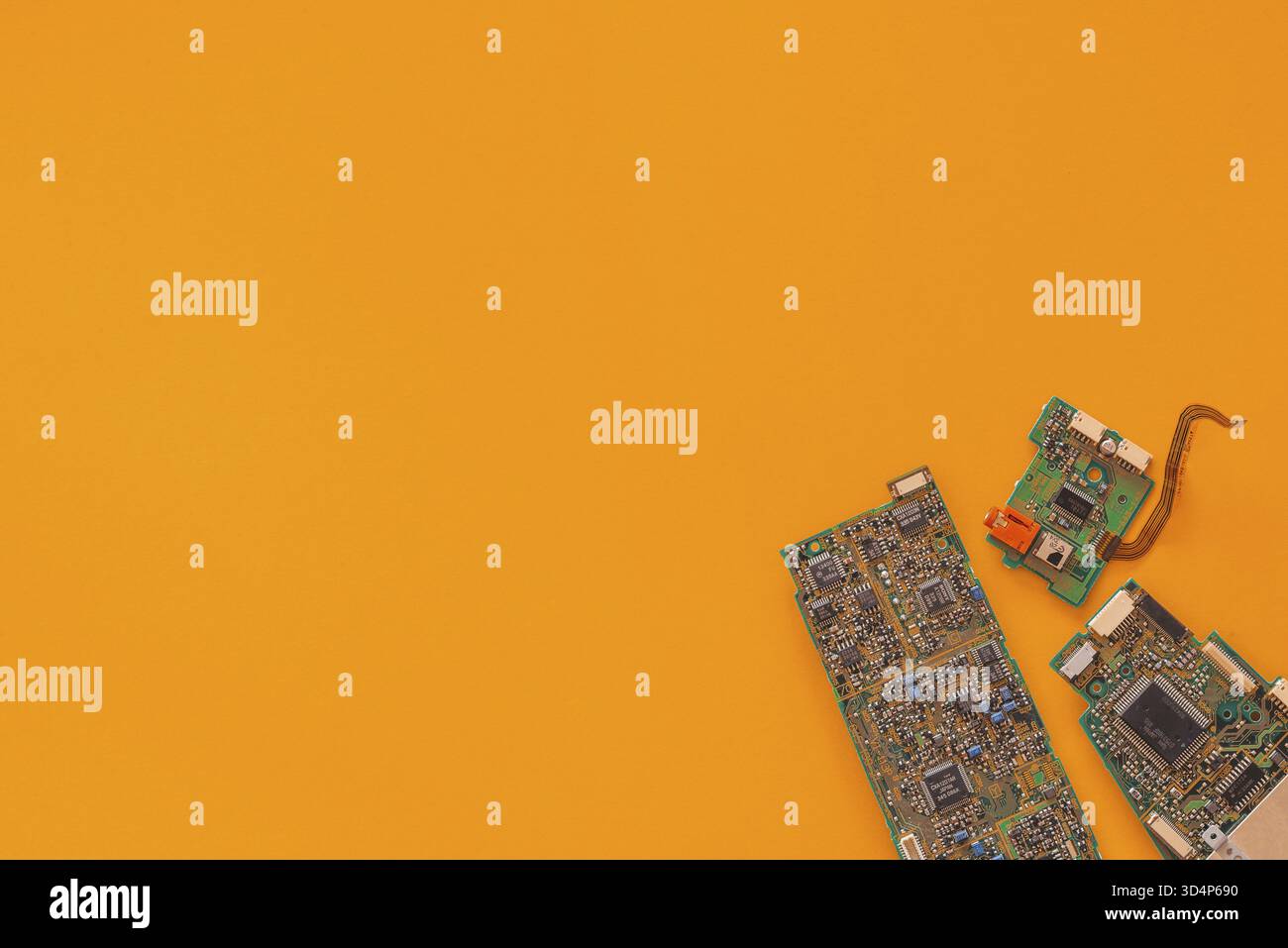 Flaches Layout einiger Mainboards vor gelbem Hintergrund mit viel Kopierplatz Stockfoto