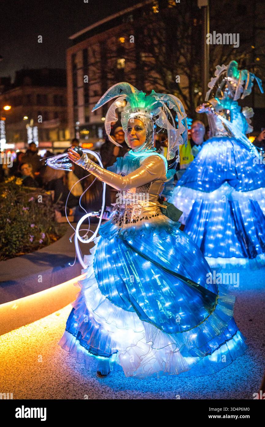 Bradford, West Yorkshire, Vereinigtes Königreich: Beleuchtete Kostümshow „Light Fall“ beim Bradford is lit Event. Die Veranstaltung, die im November 2025 stattfand, war Teil Stockfoto