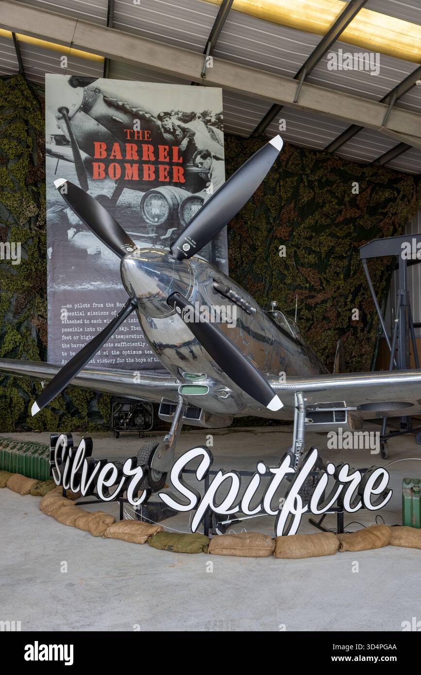 1943 Original Mk IX Supermarine Spitfire, G-IRTY. Ausgestellt in der Barrel Bomber Bar, 2025 Goodwood Revival, Sussex, UK. Stockfoto