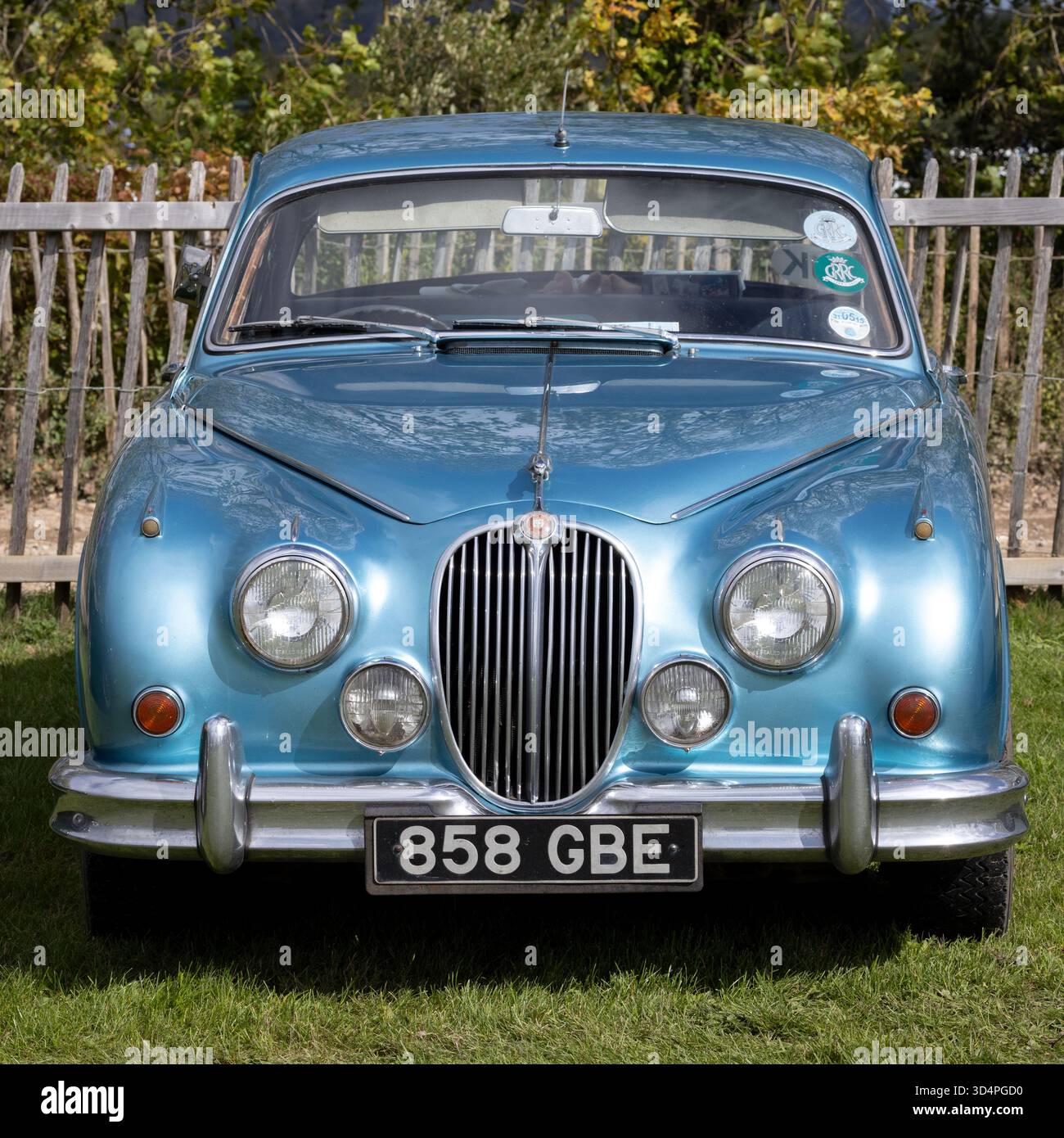 1964 Jaguar Mk II auf dem Goodwood Revival 2025 in Sussex, Großbritannien Stockfoto