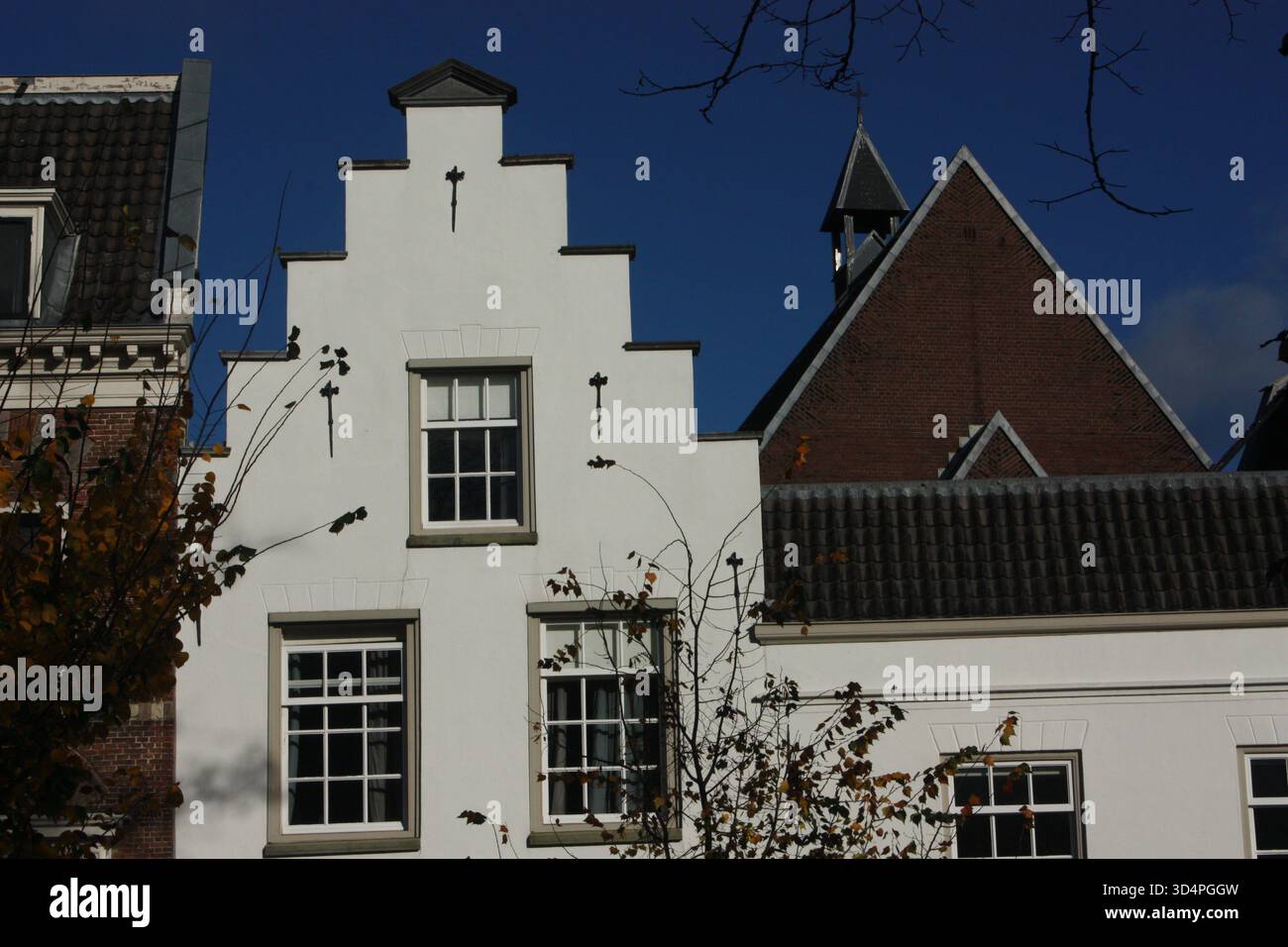 Häuser entlang eines Kanals in Utrecht, Niederlande Stockfoto
