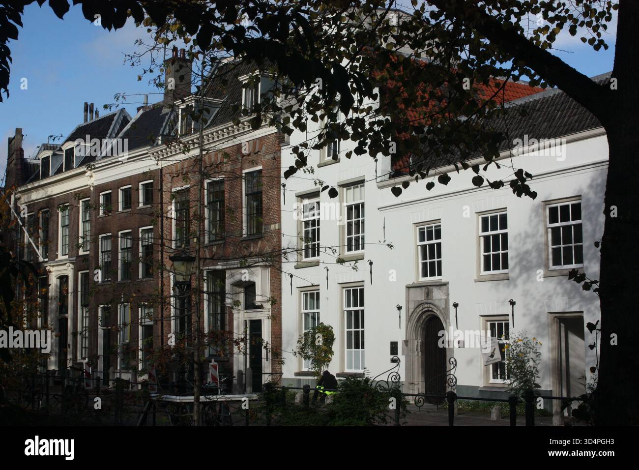 Häuser entlang eines Kanals in Utrecht, Niederlande Stockfoto